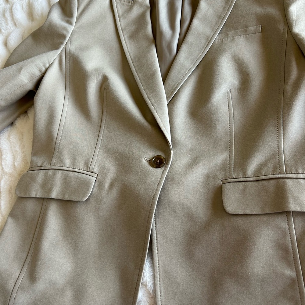 Banana Republic Women’s Beige Stretch Blazer - Picture 5 of 10